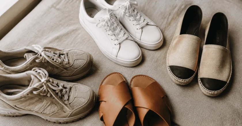 Buty na wakacje – jakie zabrać, żeby niczego nie zabrakło?
